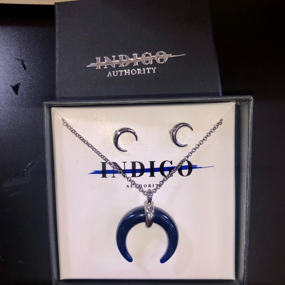 NWT Indigo Authority Crescent Horn Set